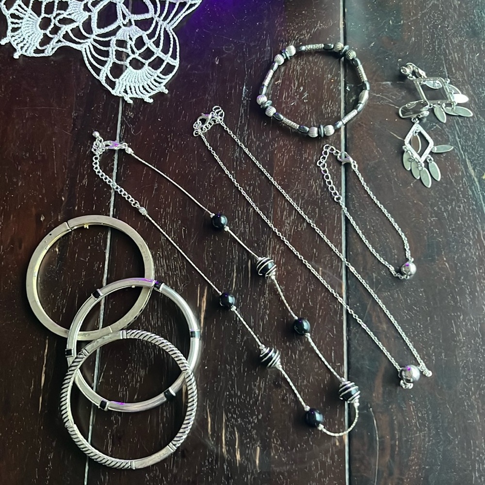 Lot of silver and black jewelry- necklaces, bracelets, earrings - Picture 2 of 16